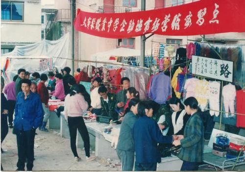 温州老板8000元起家靠山寨肯德基狂赚23亿！如今早已上市