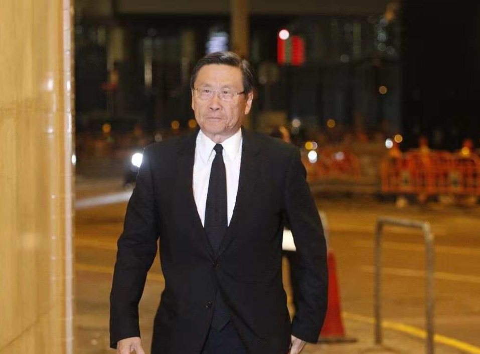 船王包玉刚外孙继承财产3000亿陪女友看电影却从不带保镖
