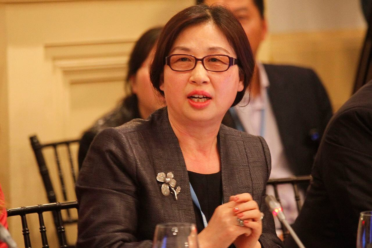 骑二八自行车请来的华为女皇任正非盛赞孙亚芳幸亏有她