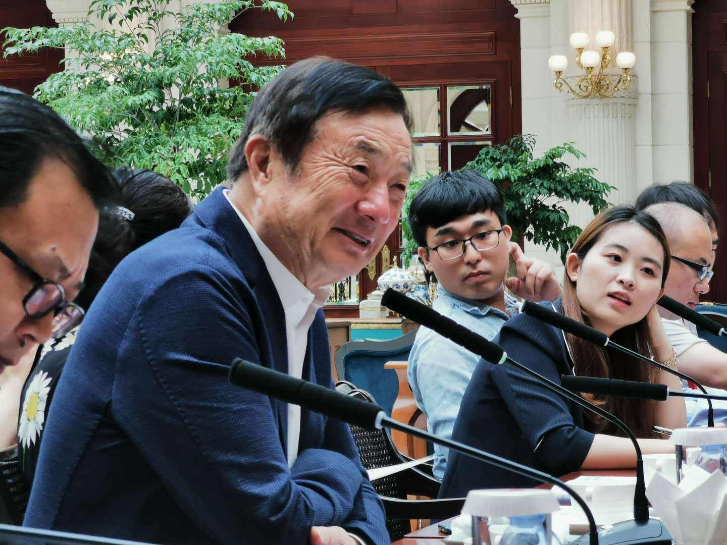余承东狂言狂语三年超苹果！任正非斥责再提罚款100元