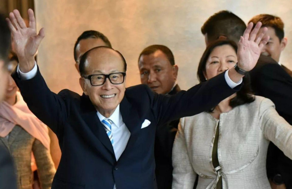 谁是李嘉诚成功的三大金刚？高人指点内人扶持贵人相助