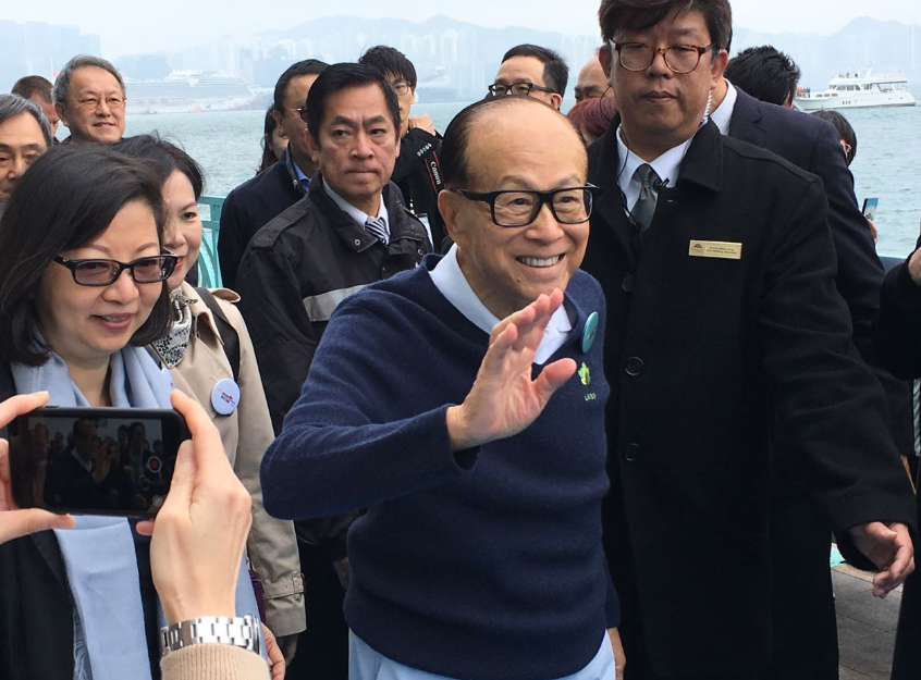 李嘉诚一生的4个贵人一人将女儿嫁给他一人帮他赚了1600亿
