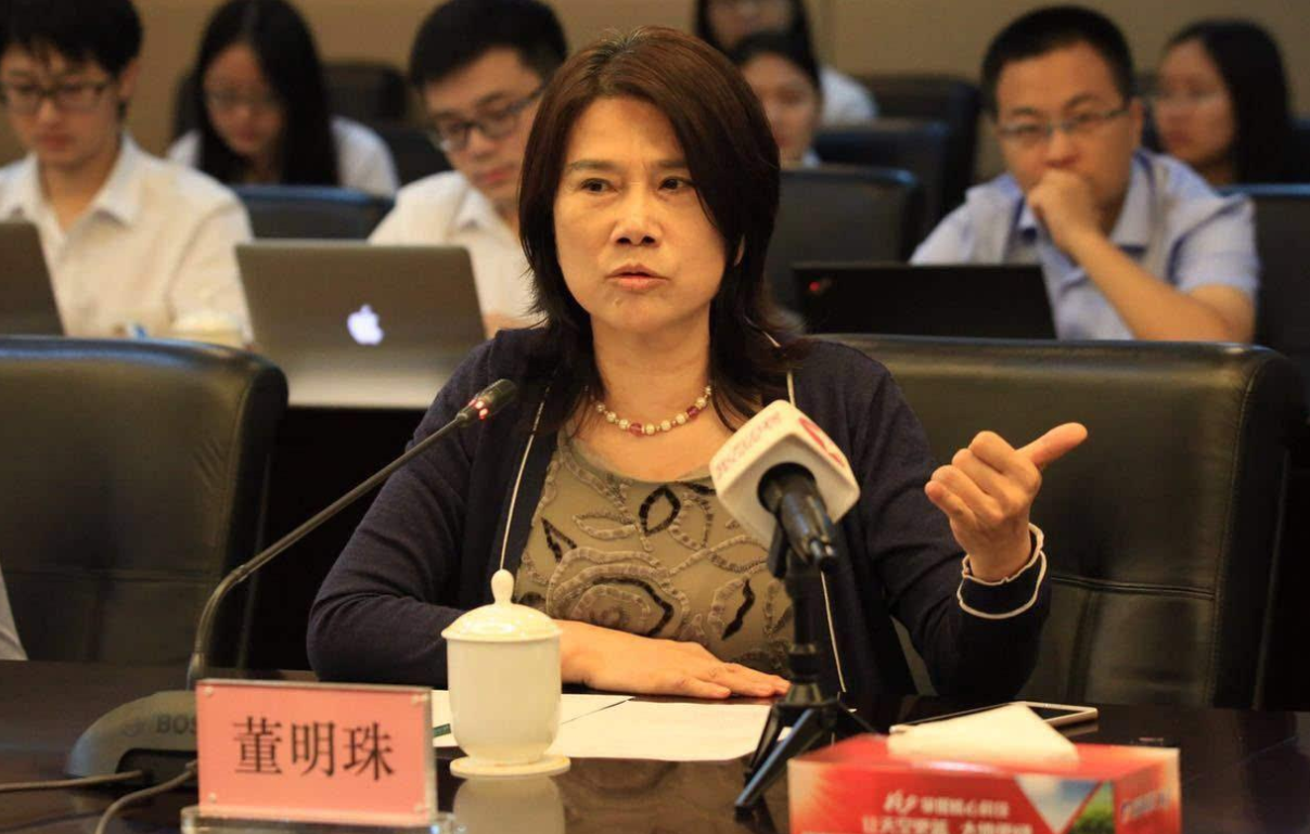 被美的反超接班人迟迟未定年近70的董明珠哪里不如任正非？
