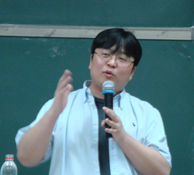 罗永浩挺过来了！47岁负债6亿如今3年还清又向郑州捐了100万