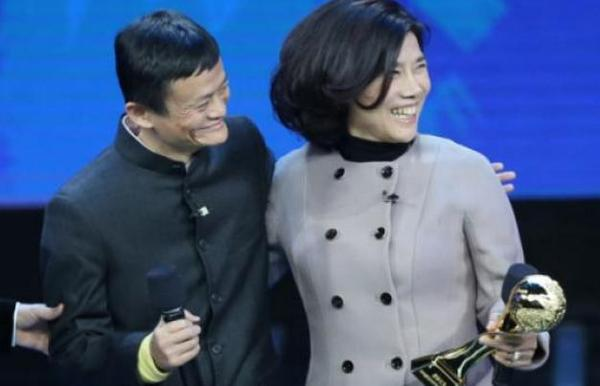 马云调侃你看得上我么？董明珠高情商式拒绝赢得一阵喝彩