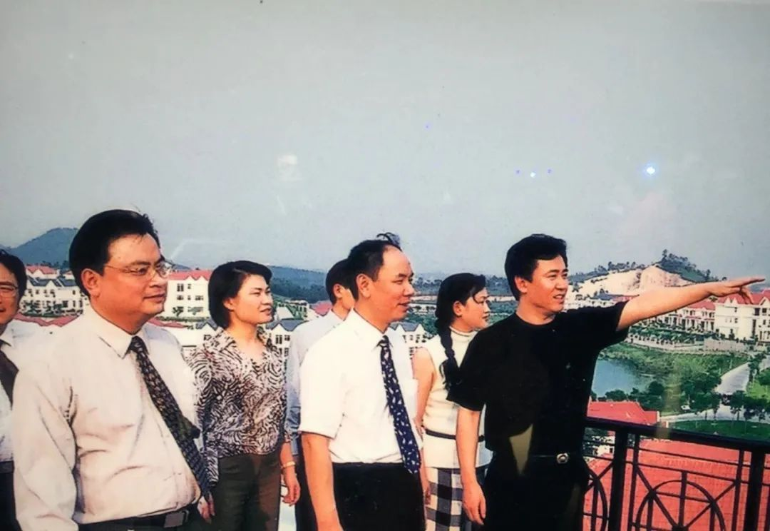 让老婆抢先兑付许家印还有信用么？香港贵人刘銮雄割肉止损