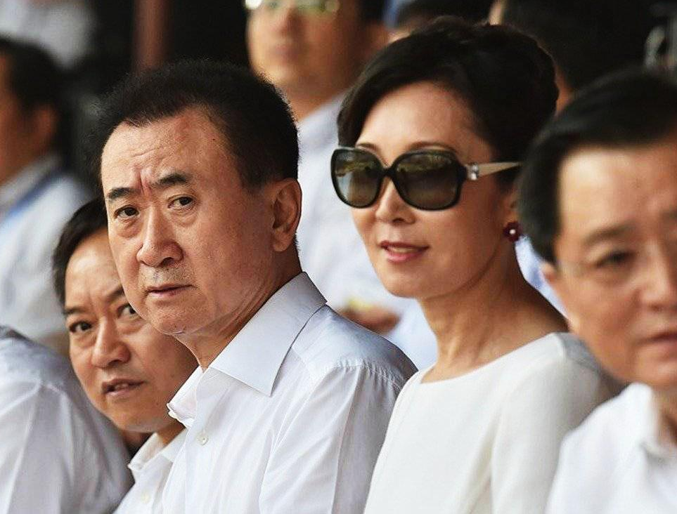 为何许家印比不过王健林？看老婆就知道谁在危难时刻帮老公解围