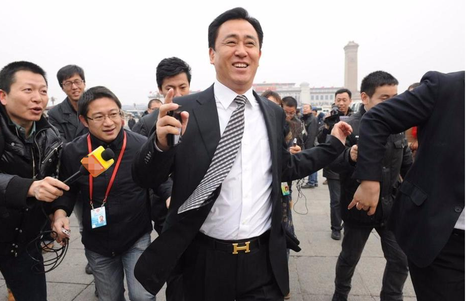 为何许家印比不过王健林？看老婆就知道谁在危难时刻帮老公解围
