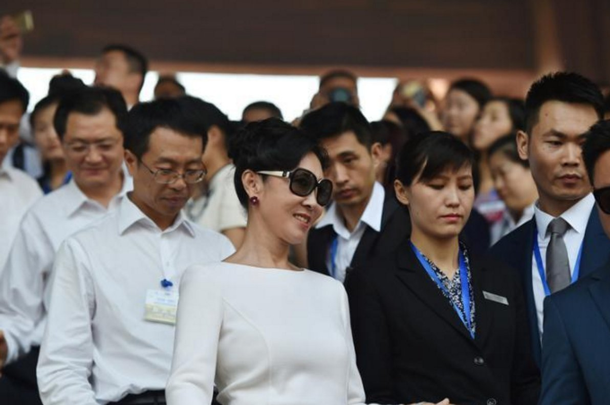 为何许家印比不过王健林？看老婆就知道谁在危难时刻帮老公解围