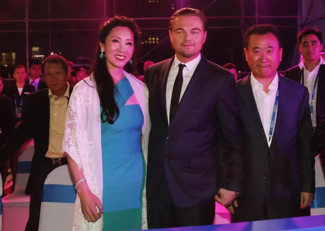 为何许家印比不过王健林？看老婆就知道谁在危难时刻帮老公解围