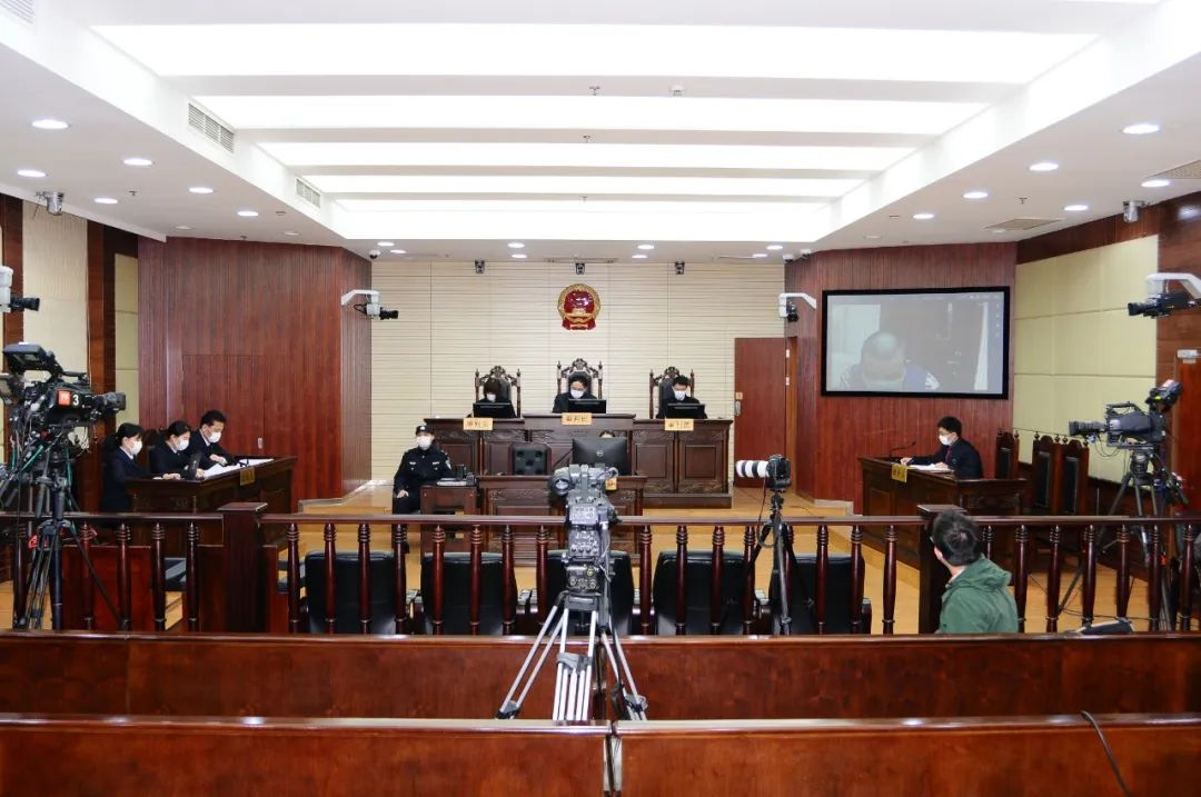 1994年曹德旺站在被告席上突然指着法官怒吼别以为我不知道
