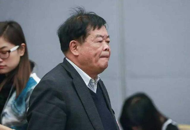 偷工人干粮被抓女子跪地求放过做啥都行！曹德旺叫你老公来