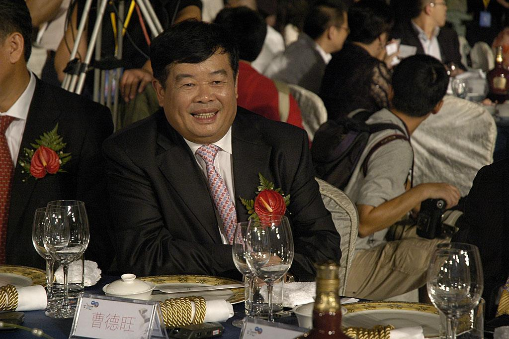 抨击商界大佬为何唯独欣赏董明珠？曹德旺很直白她太漂亮了