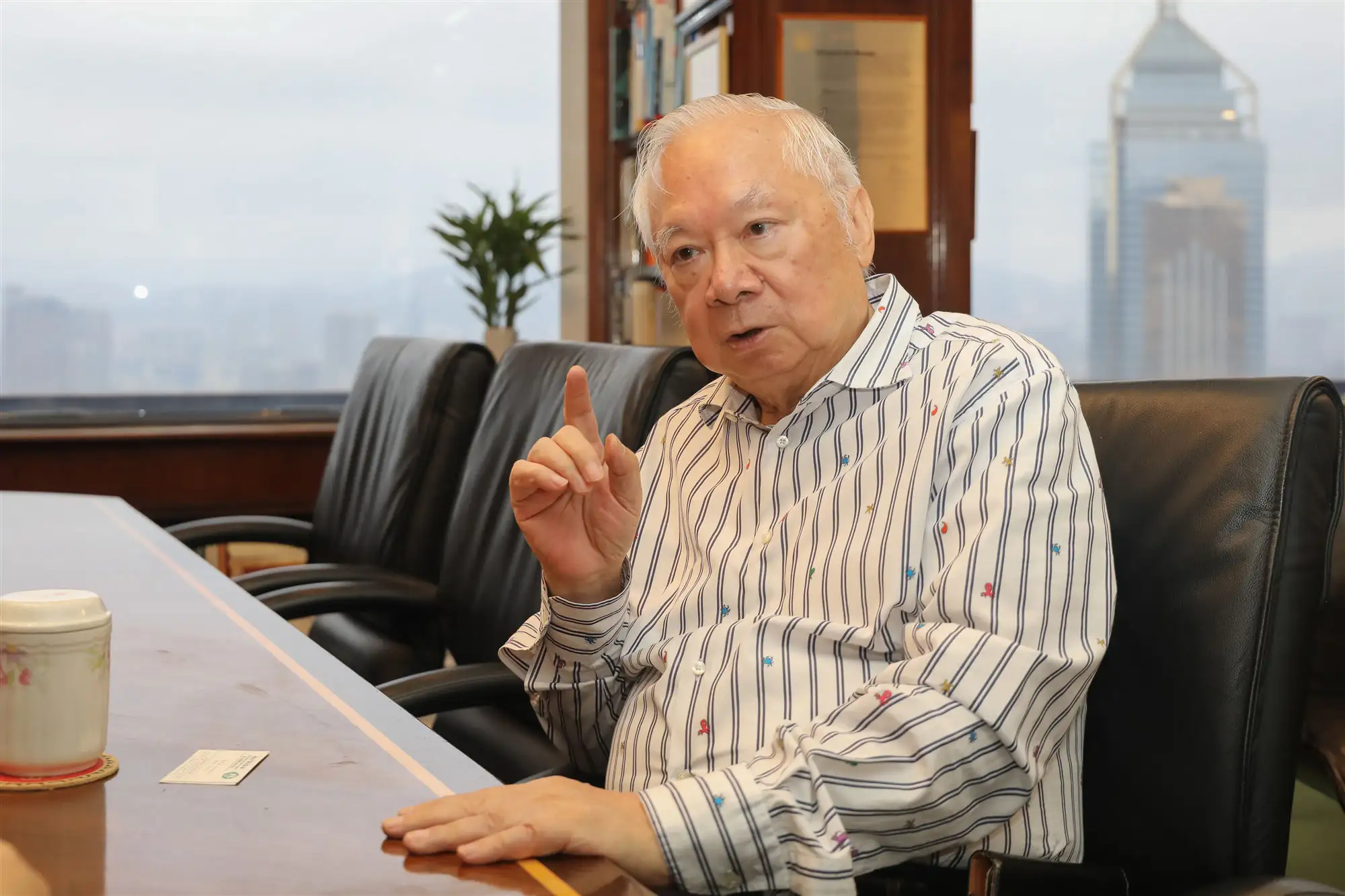 筹建港珠澳大桥捐510亿给国家的胡应湘因何事得罪了李嘉诚？
