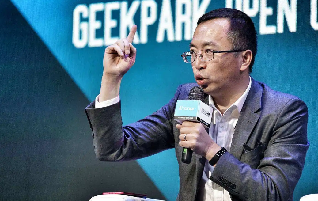 眼红手机厂商下海造车蔚来决心手机了？李斌我们是在防守