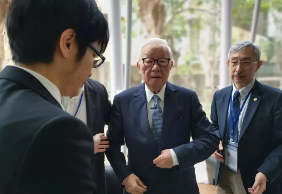 台积电也被卡脖子？冲洗机原料被断张忠谋1000亿建厂要泡汤