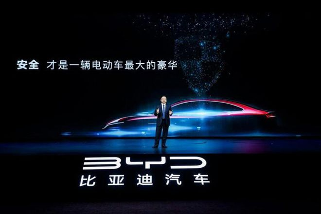 比亚迪海外又刷屏了？德国央视盛赞Atto3超级安全的中国车