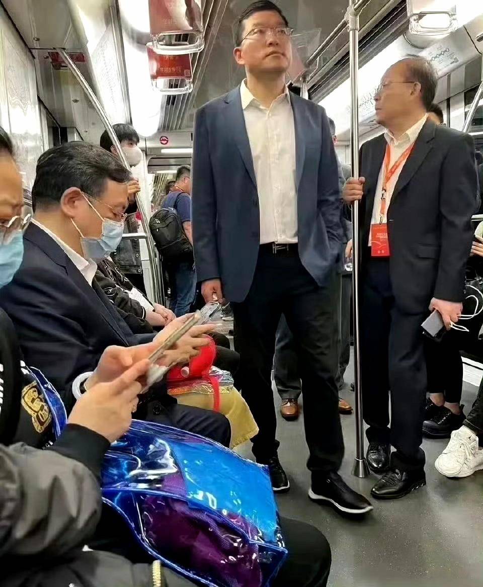 王传福山东调研坐地铁冒着雨交付车让车主站C位