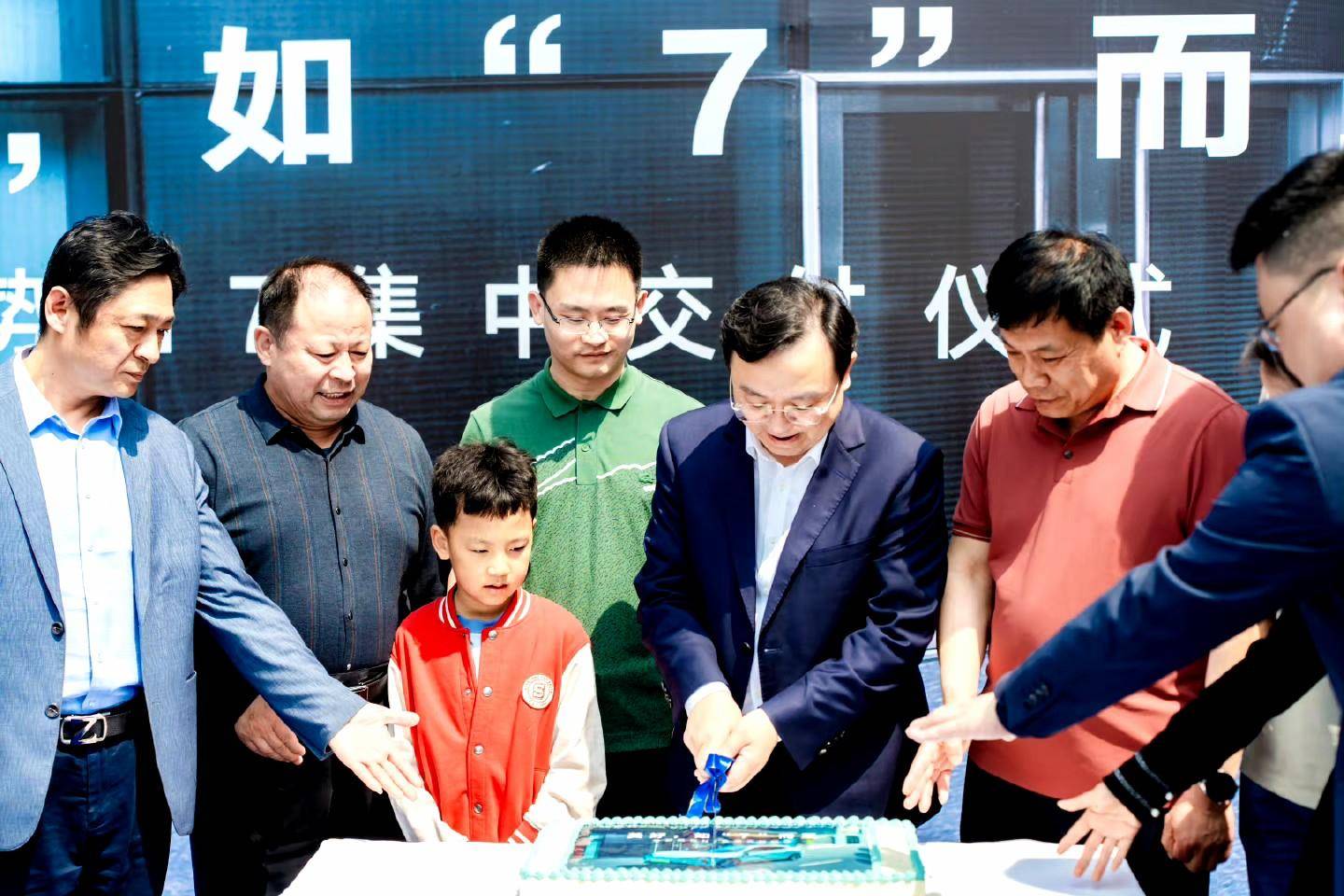 王传福山东调研坐地铁冒着雨交付车让车主站C位