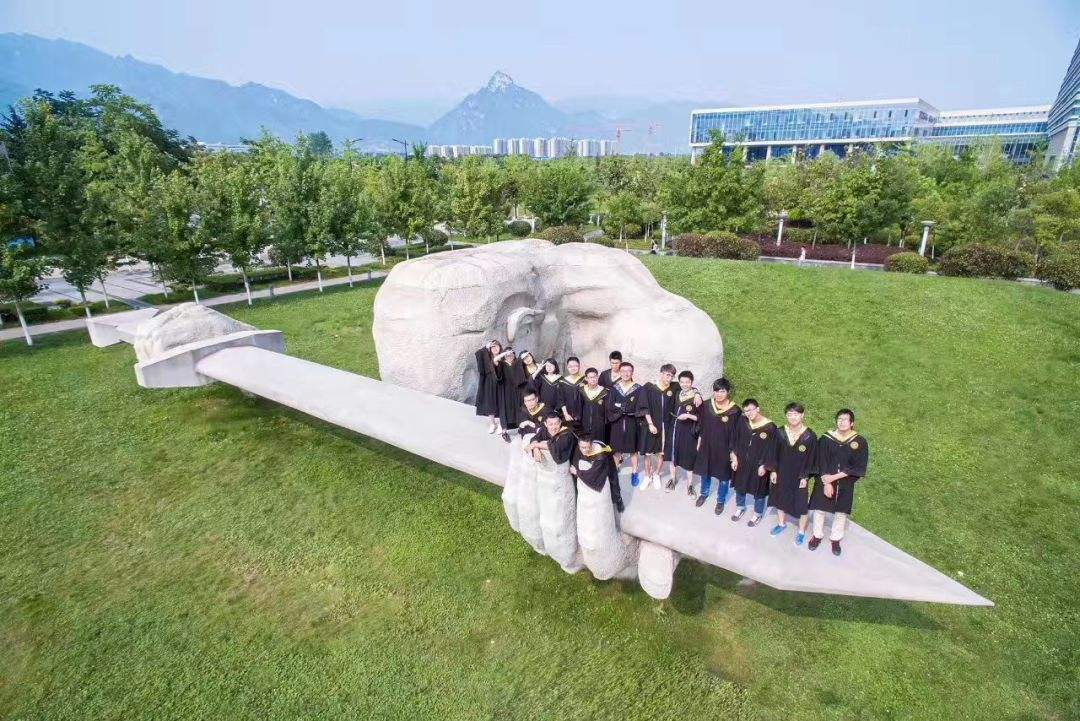 华为为何不将鸿蒙设在清华？任正非把人才留在国内才是正经事