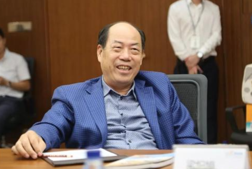 新任中国女首富诞生！坐拥1900亿财富26岁继承万亿家产