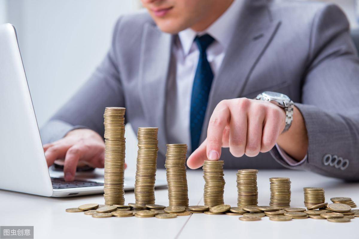 买基金是择时买卖好还是选择基金定投好？