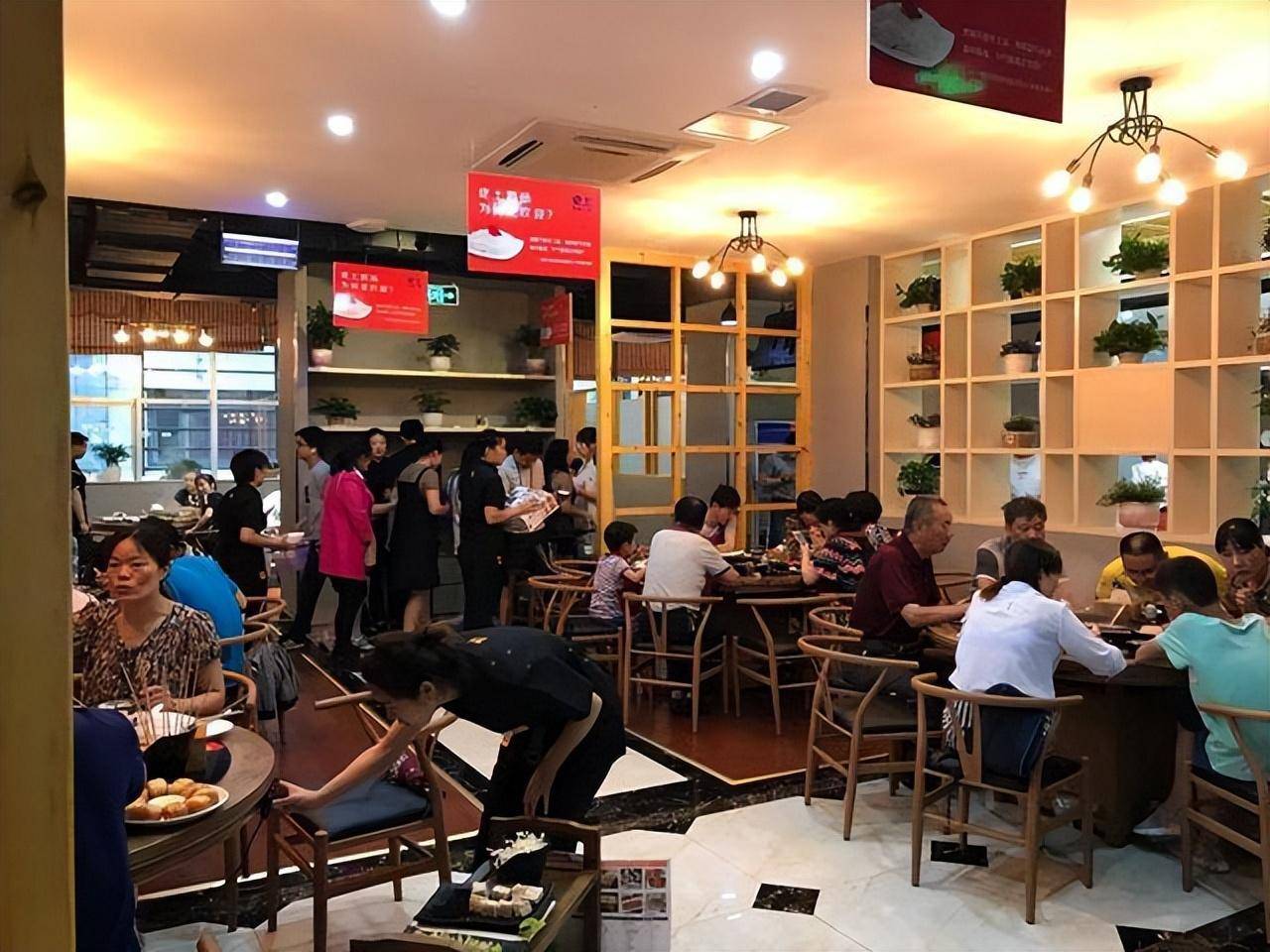 社会怪象大量商铺倒闭满大街都是餐饮店便利店和药房