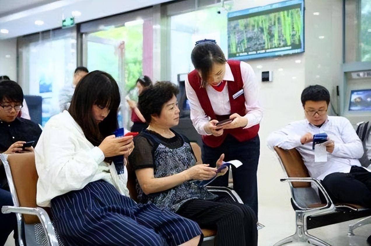 为什么银行的人天天追着让你办信用卡？四个原因告诉你答案