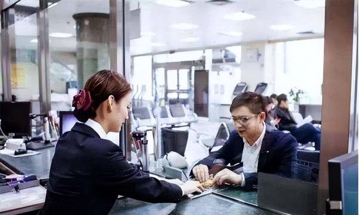 为什么银行的人天天追着让你办信用卡？四个原因告诉你答案