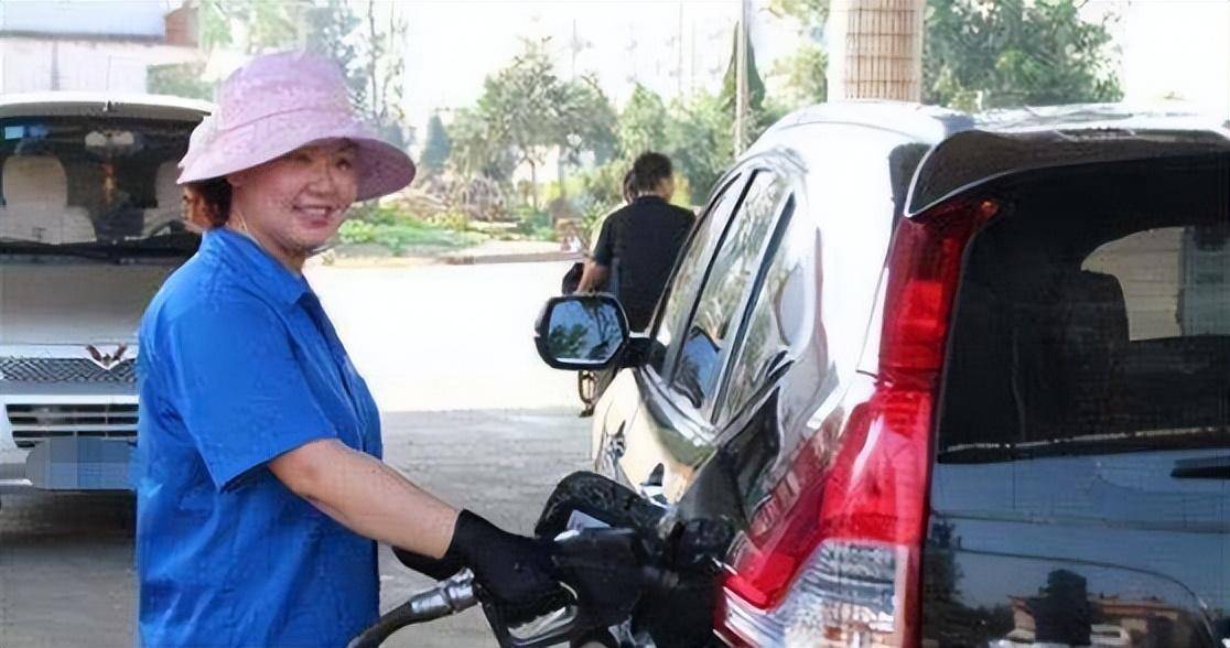 为什么私人加油站不但便宜还能免费洗车？内部员工说出实情