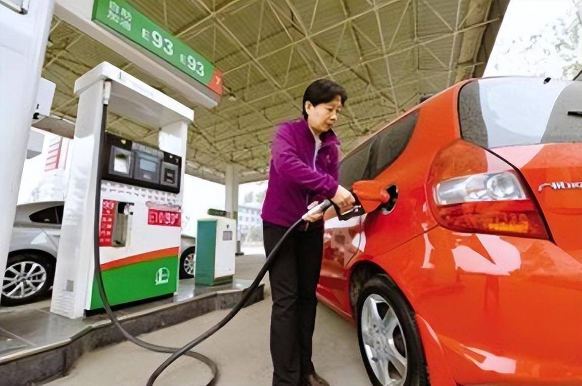 为什么私人加油站不但便宜还能免费洗车？内部员工说出实情