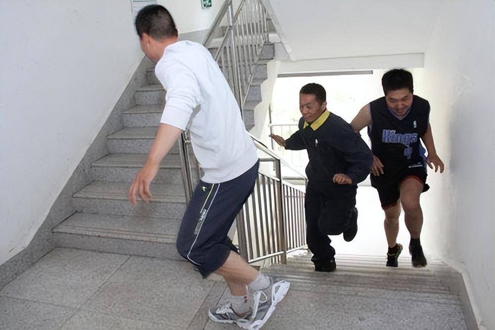 一元一次的公交电梯受冷落居民为何不愿意坐？你会使用吗？