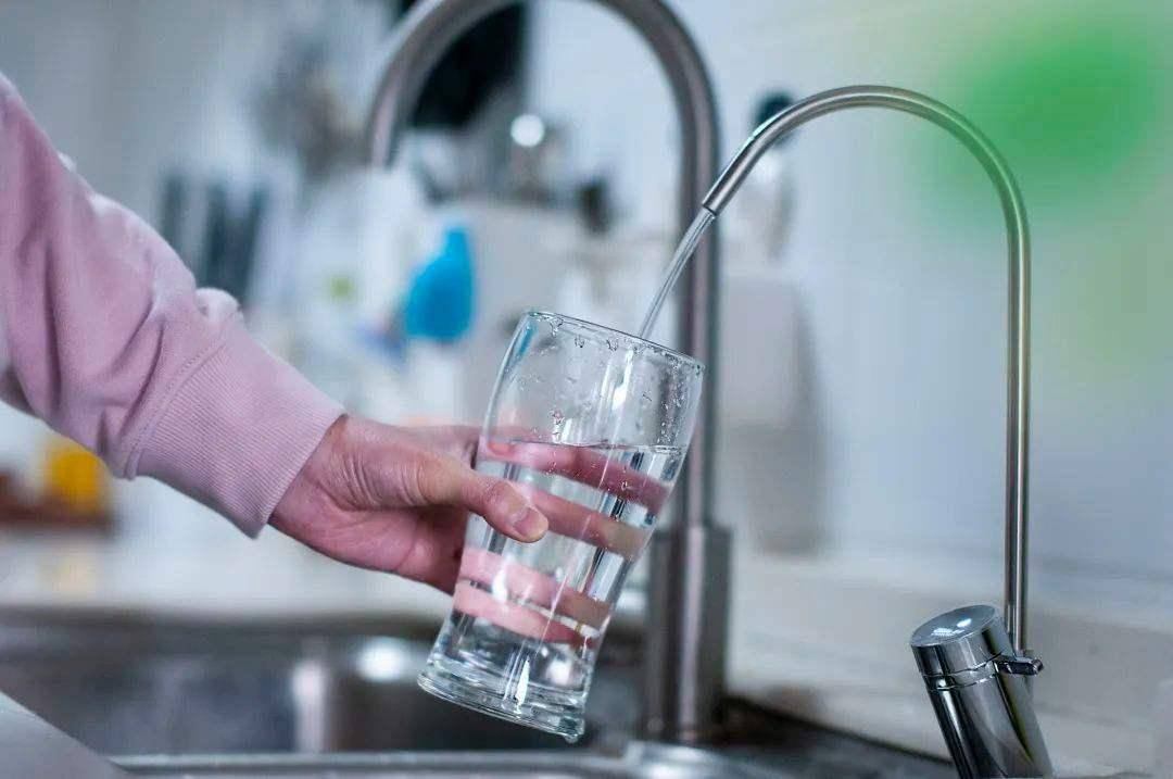 看着很干净的自来水为什么还要安装净水器？净水器有用么？
