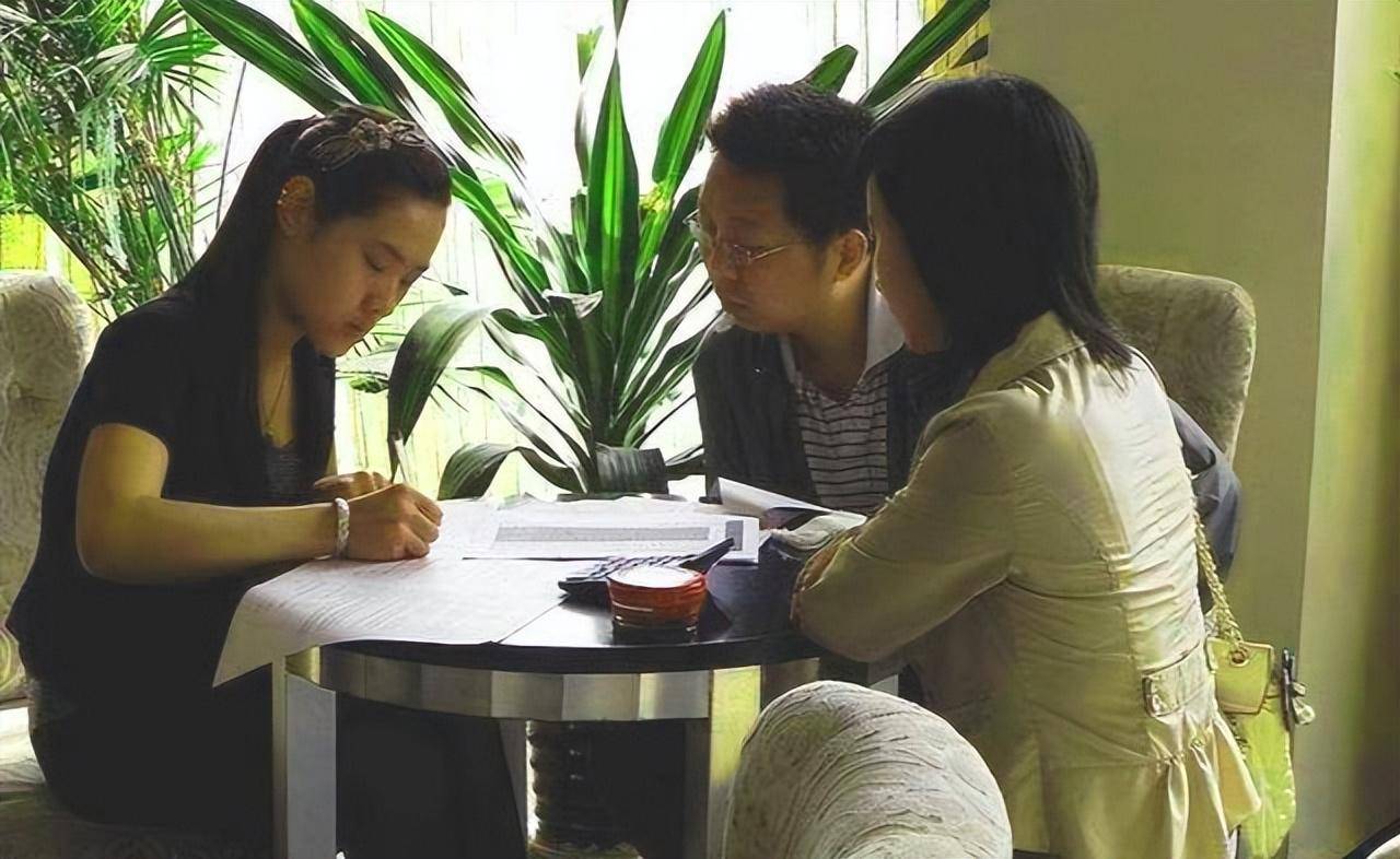 房产证上别轻易写夫妻俩的名字以前不明白为啥现在知道也不晚