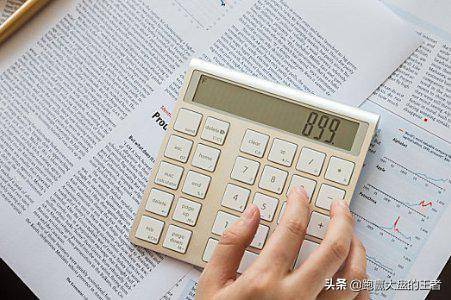 用什么指标衡量公司现价和未来的价值？