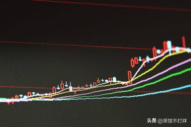 如果股票出现黄金坑走势说明主力洗盘完毕拿稳自己的筹码