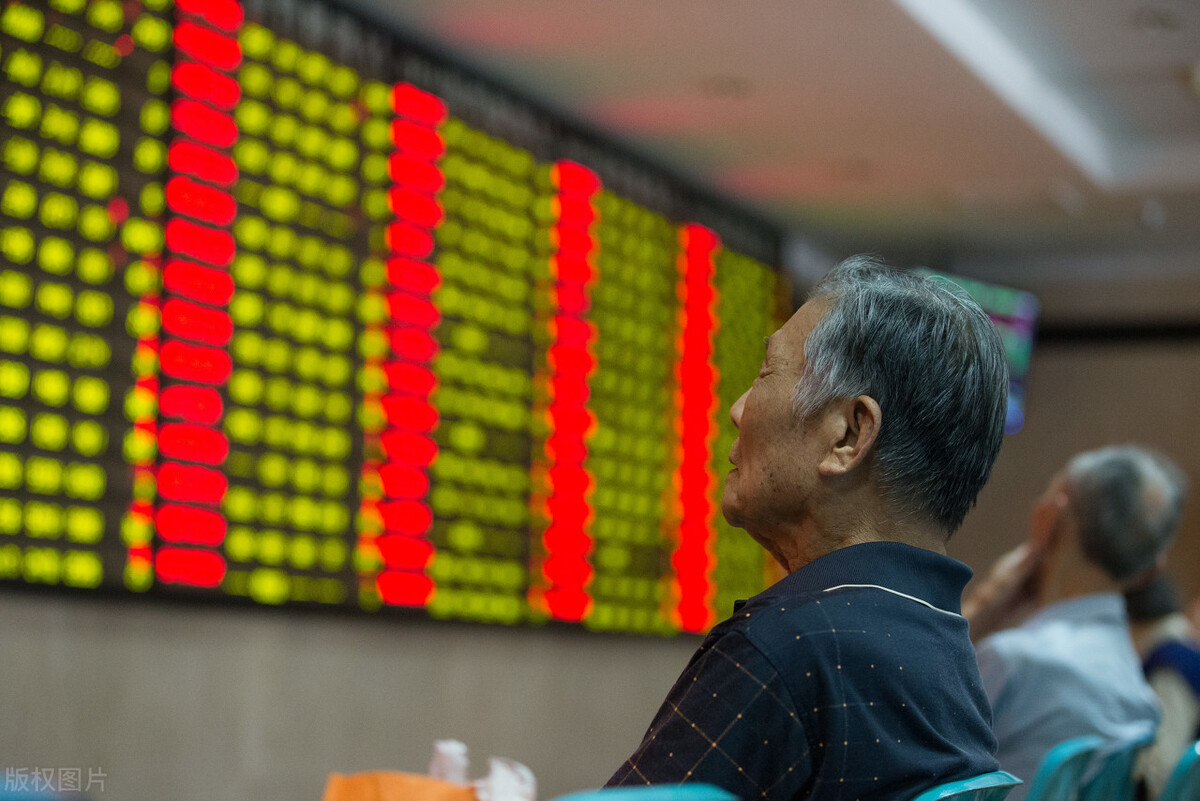 基金赎回引发连环踩踏式大跌再向下还有多少空间？